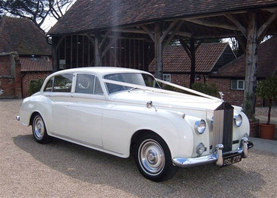 Đi xe thật phong cách với dịch vụ cho thuê xe Rolls Royce cho đám cưới của bạn
