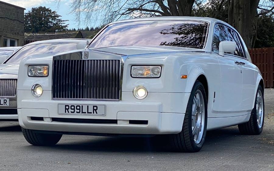 Teen đến vũ hội trên chiếc Rolls Royce phủ bốn TRIỆU pha lê Swarovski Mirror Online