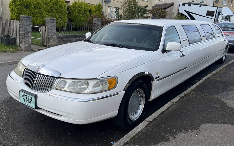Lincoln Town Car wedding car