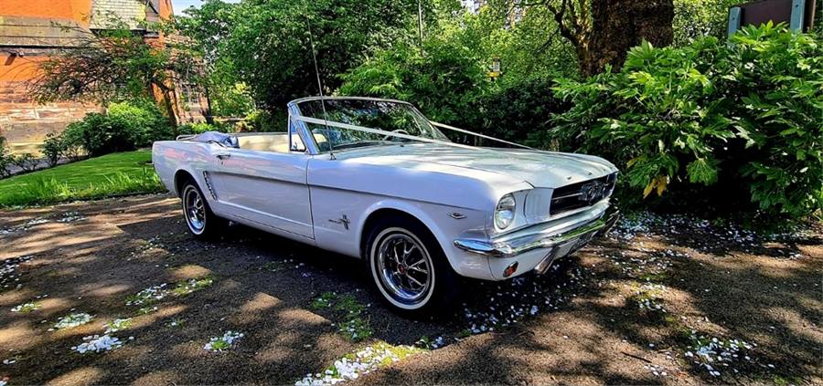 Ford 1965 Mustang wedding car
