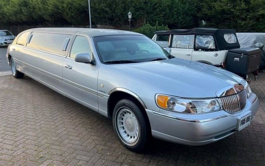Lincoln Town Car wedding car