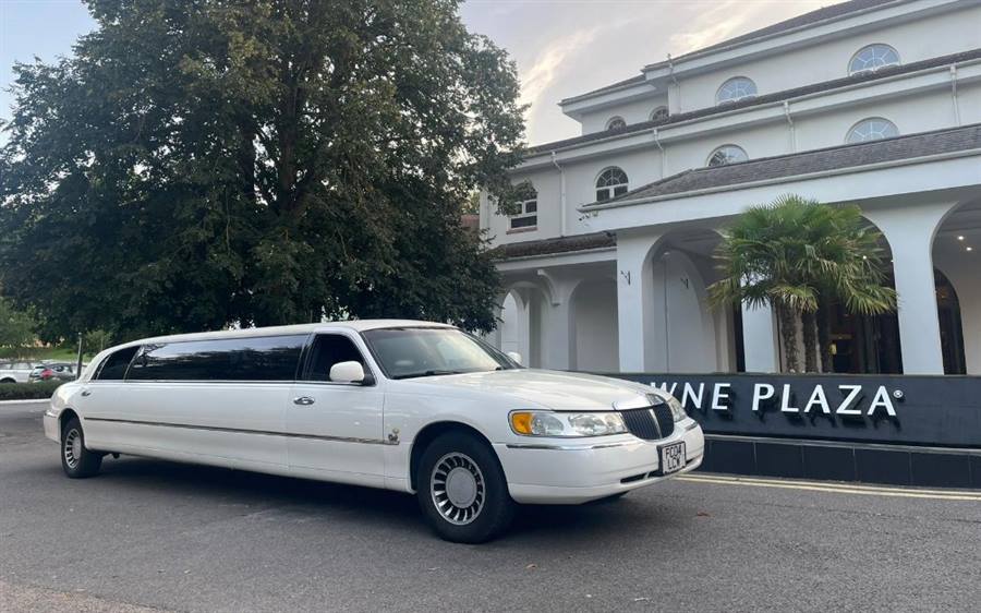 Lincoln Towncar wedding car
