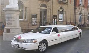 Lincoln Town Car Wedding car. Click for more information.