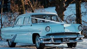 Lincoln Capri Wedding car. Click for more information.