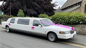 Lincoln Towncar Limousine Wedding car. Click for more information.