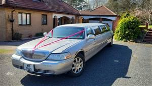 Lincoln Towncar Wedding car. Click for more information.