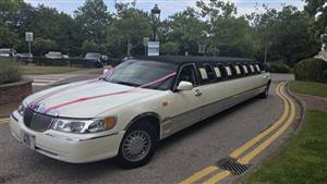 Lincoln Towncar Limousine Wedding car. Click for more information.